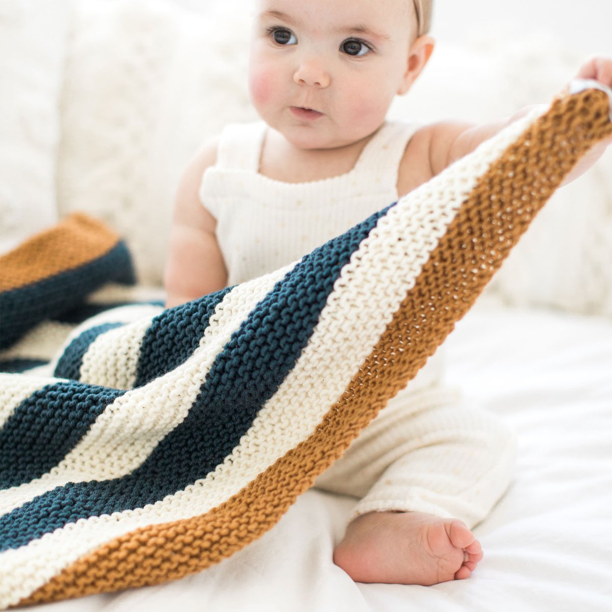 Sophie la girafe: Sleepy Baby Blanket Knitting Kit - Tan, Graphite Blue, Natural White